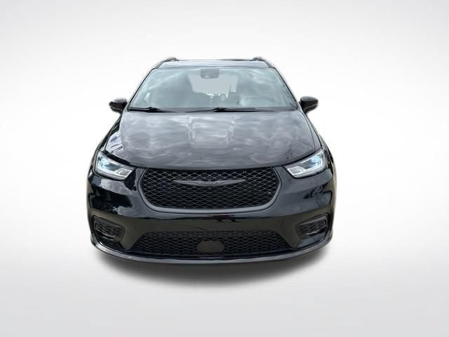 Used 2025 Chrysler Pacifica Limited FWD image 8