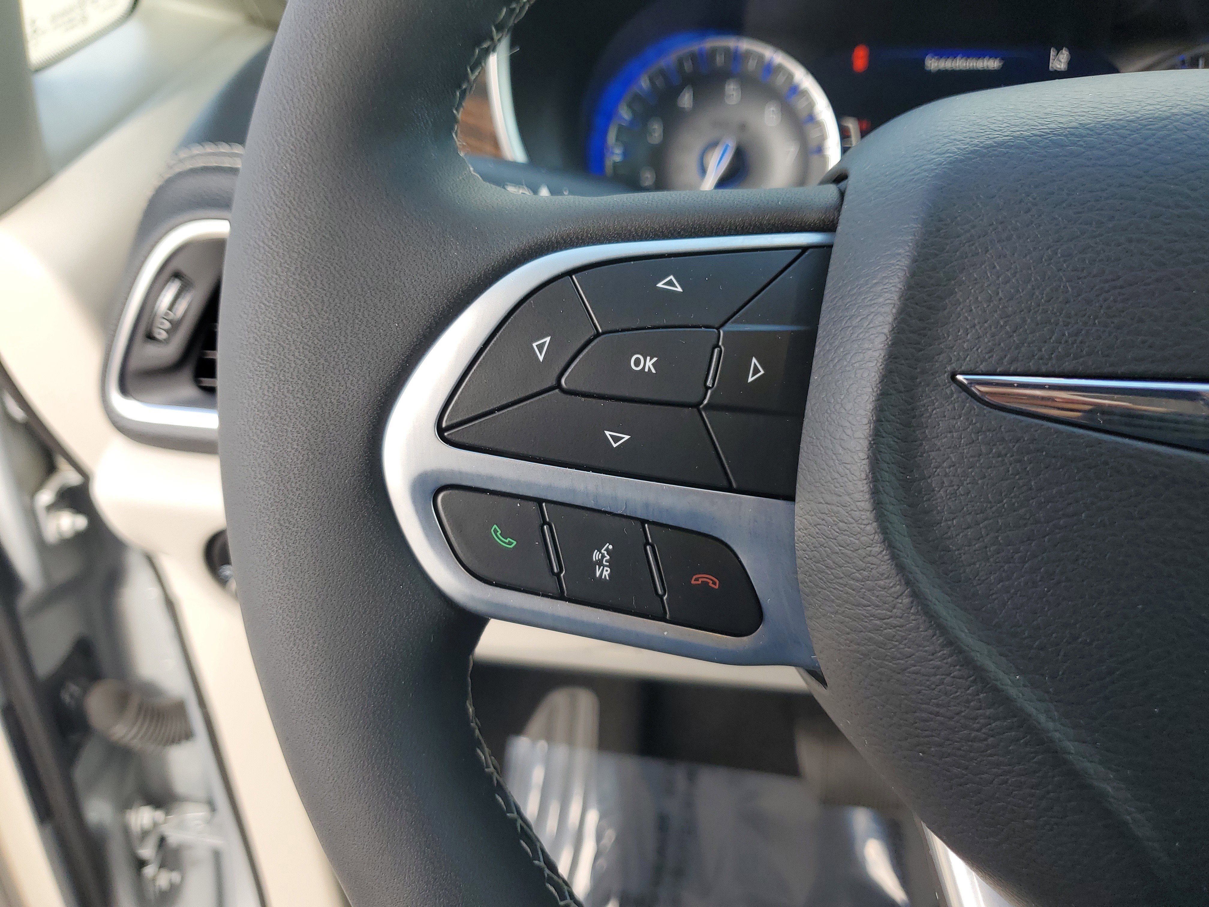 Used 2023 Chrysler Pacifica Limited w/ Uconnect Theater Family Group image 25