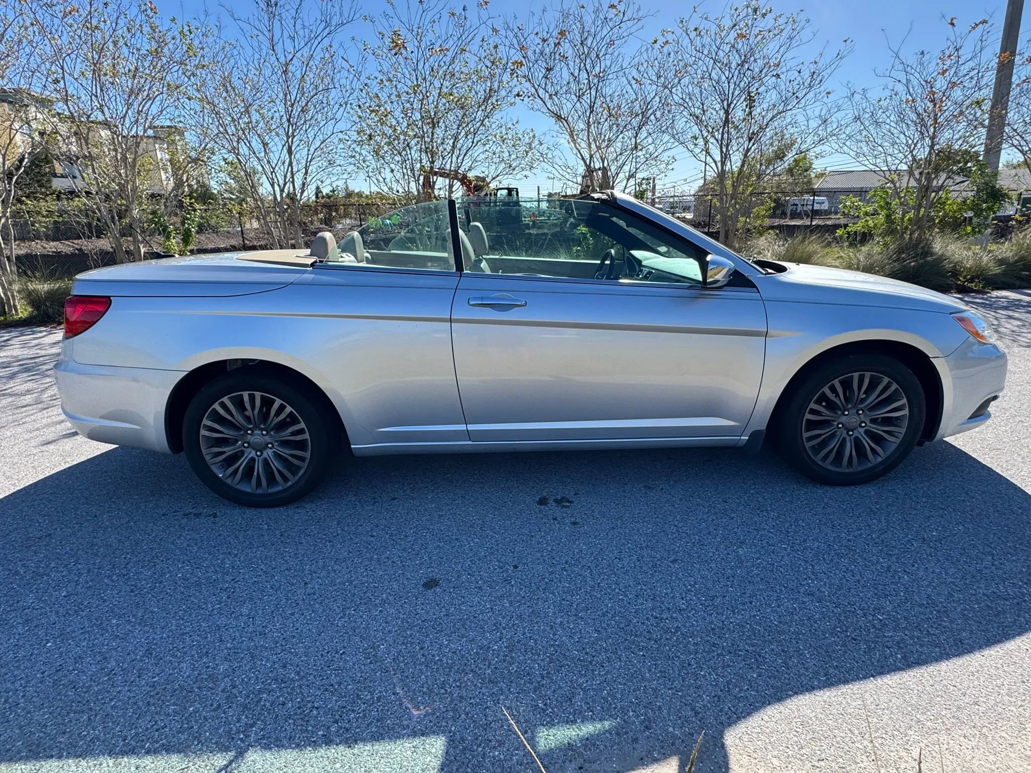 Used 2011 Chrysler 200 Limited image 3