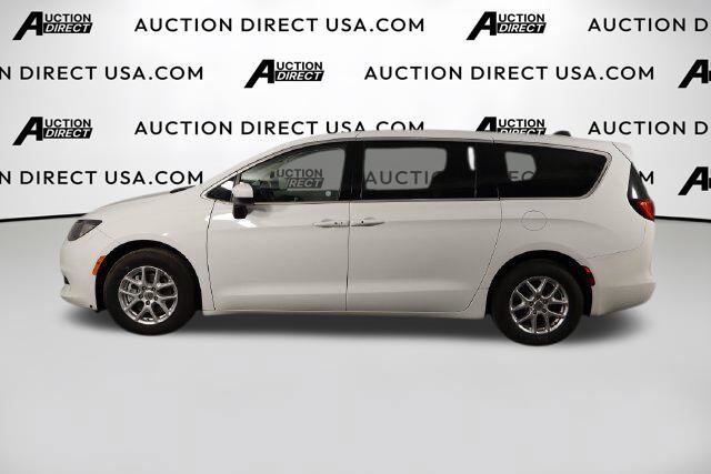 Used 2023 Chrysler Voyager LX FWD image 6