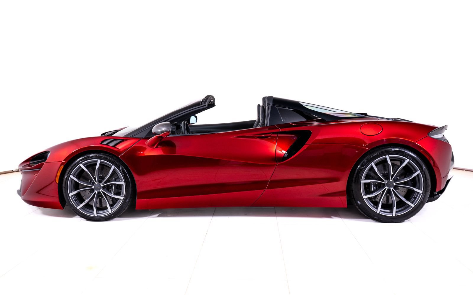 Used 2025 McLaren Artura Spider RWD image 2