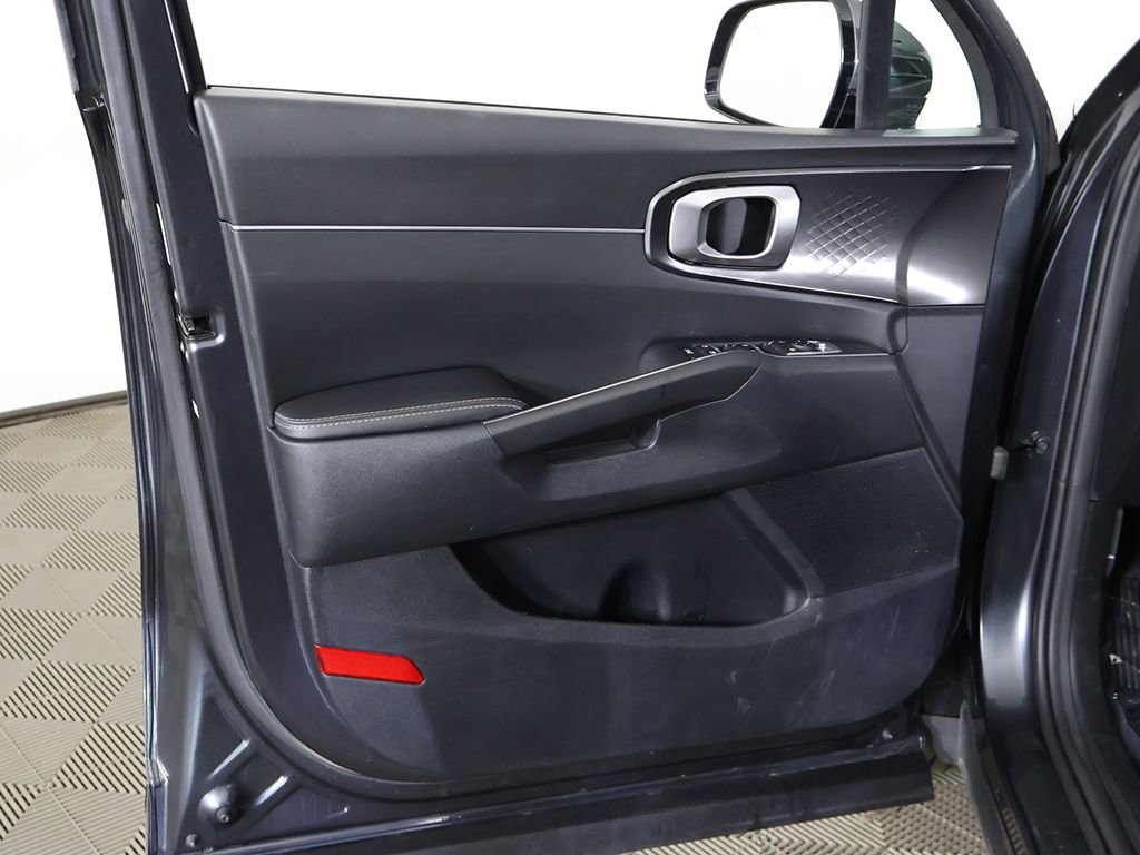Used 2023 Kia Sorento LX image 22