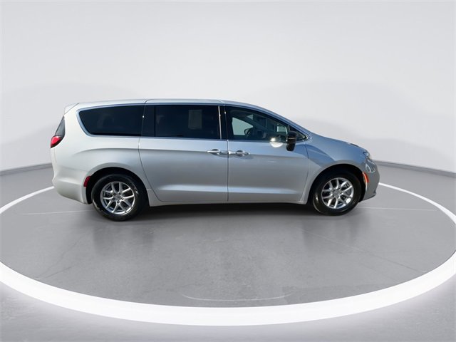 Used 2024 Chrysler Pacifica Touring-L image 9