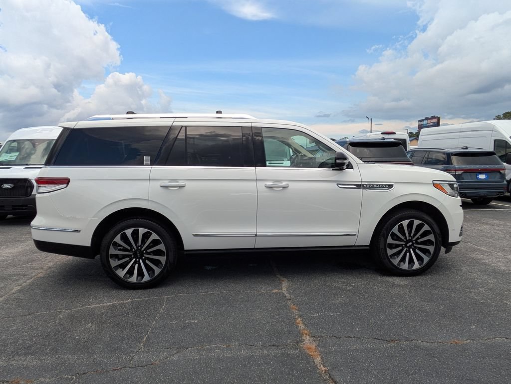 Certified 2022 Lincoln Navigator Reserve AWD/4WD image 4