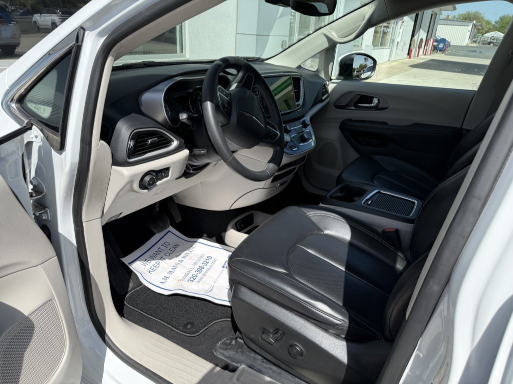 Used 2023 Chrysler Pacifica Touring-L FWD image 10