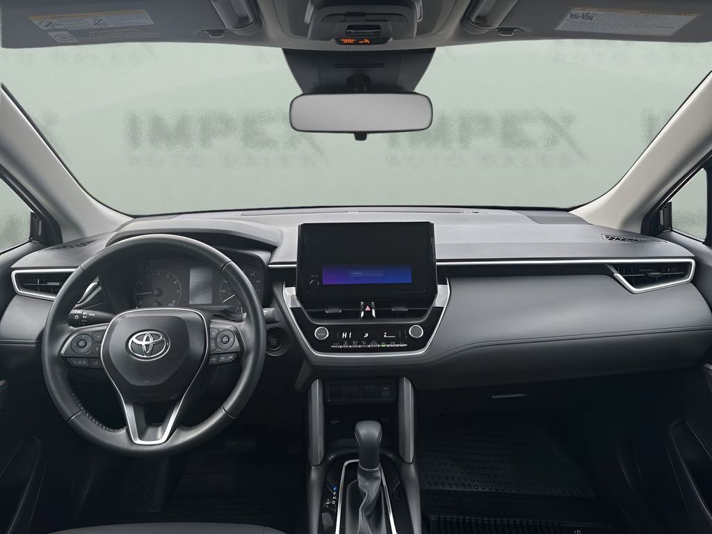 Used 2025 Toyota Corolla Cross LE image 11