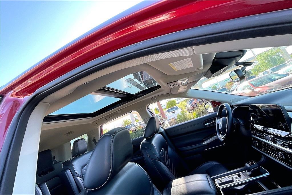 Used 2022 Nissan Pathfinder Platinum w/ Cargo Package FWD image 21