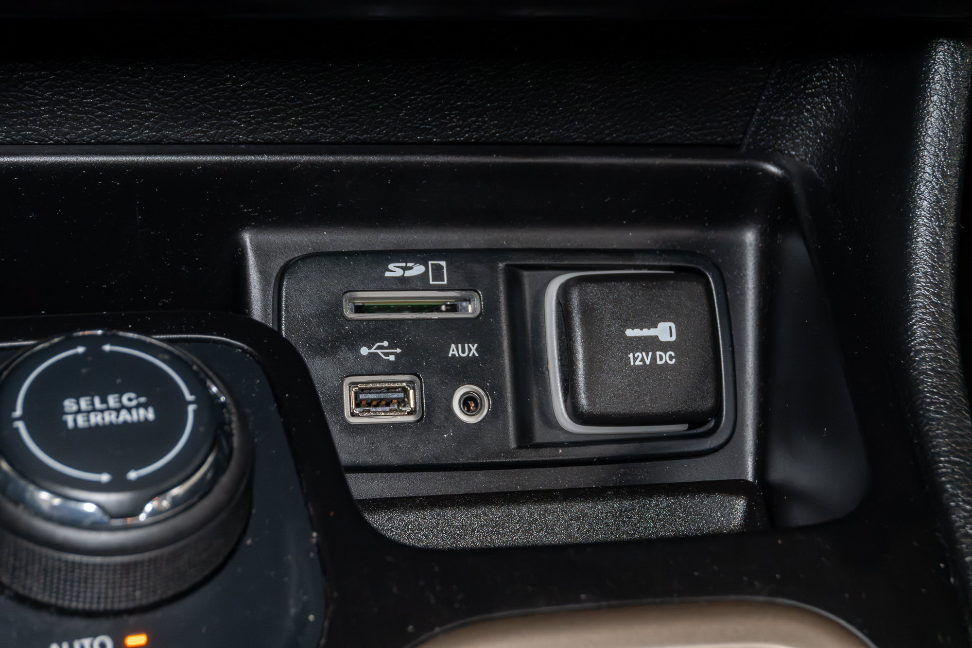 Used 2015 Jeep Cherokee Latitude w/ Cold Weather Group AWD/4WD image 24