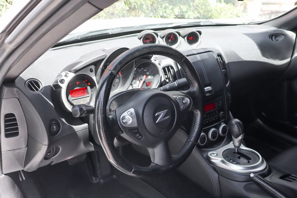 Used 2017 Nissan 370Z Coupe RWD image 21