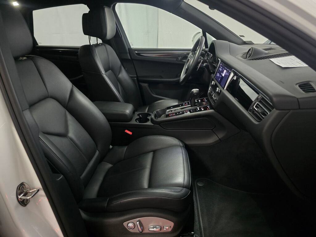 Certified 2024 Porsche Macan AWD/4WD image 29