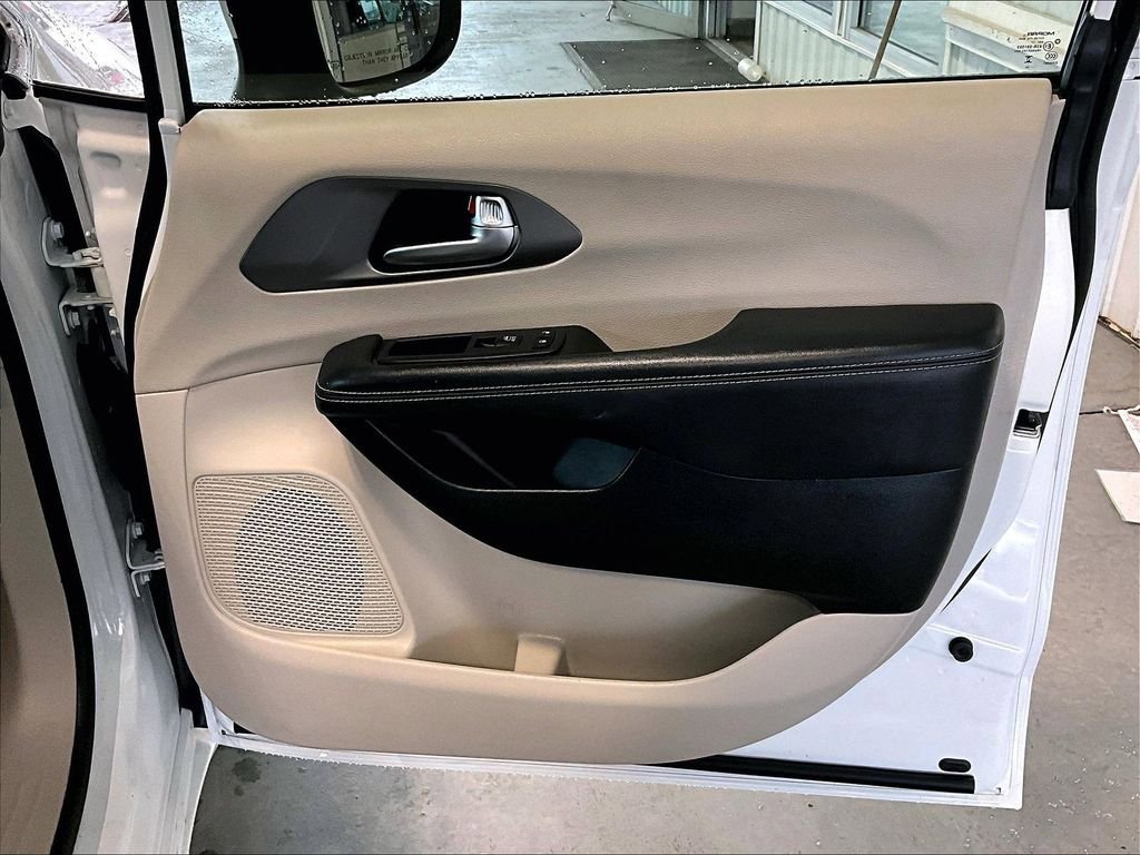 Used 2023 Chrysler Pacifica Touring-L image 12