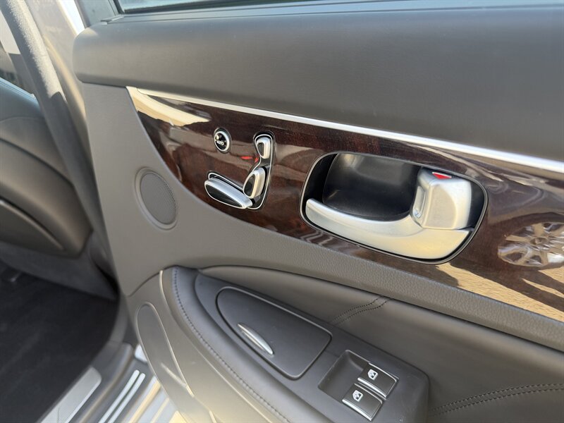 Used 2011 Hyundai Equus Signature RWD image 29