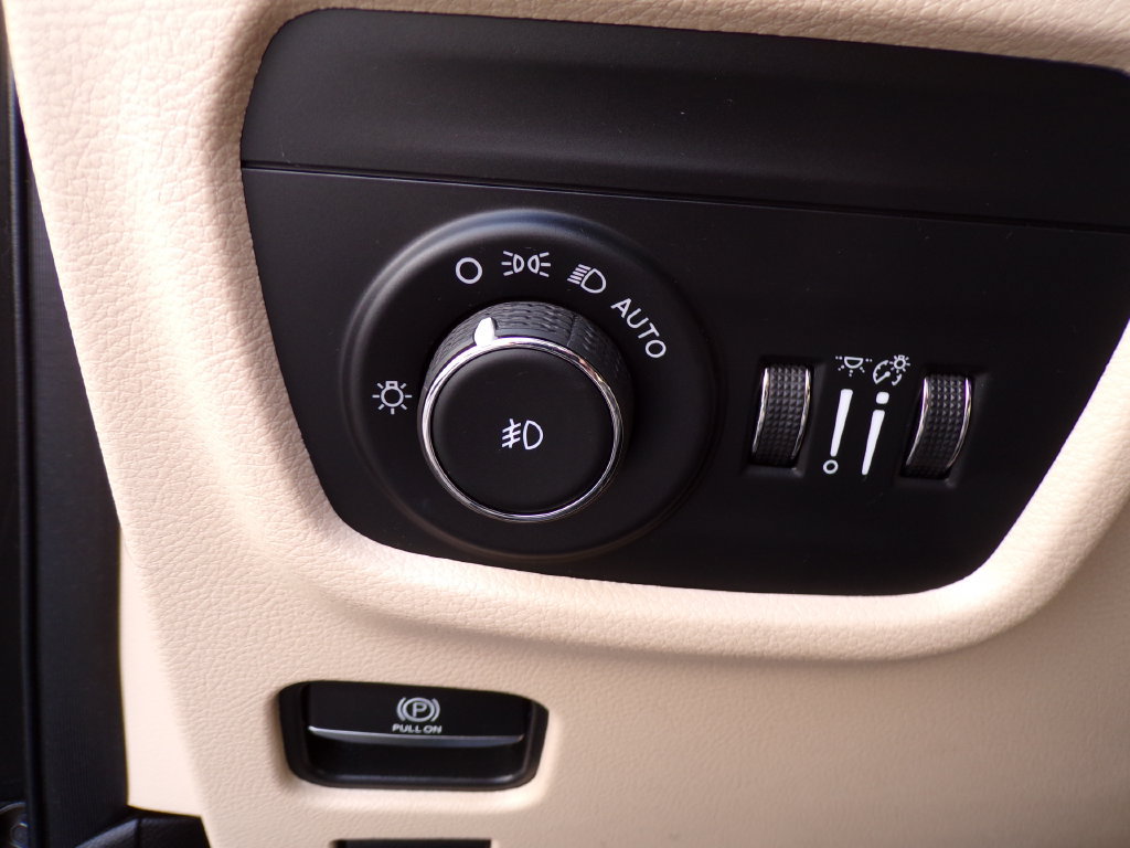Used 2023 Jeep Grand Cherokee L Limited AWD/4WD image 23
