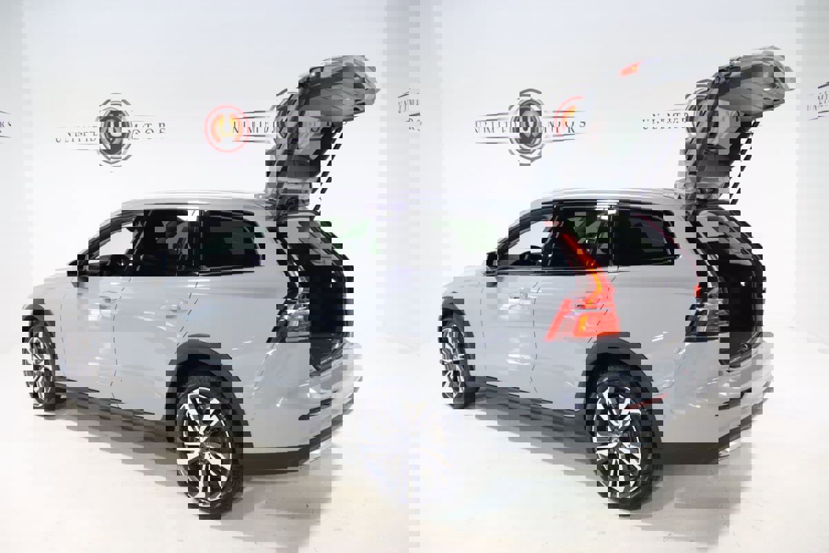 Used 2025 Volvo V60 B5 Cross Country Plus image 25