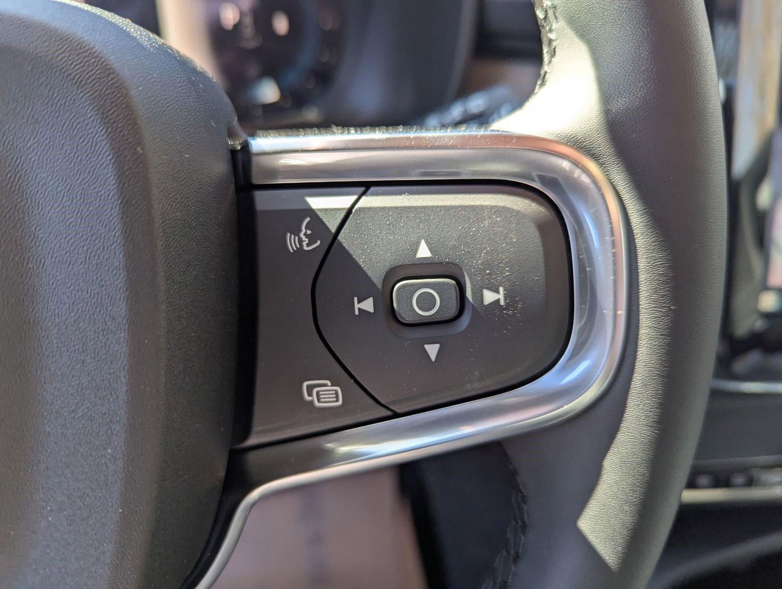 New 2025 Volvo XC40 B5 Plus w/ Protection Package Premier image 12