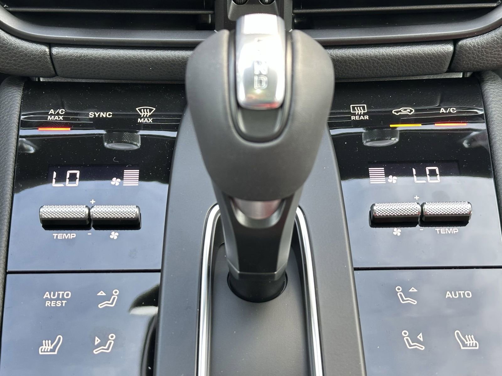 Certified 2025 Porsche Macan AWD/4WD image 23