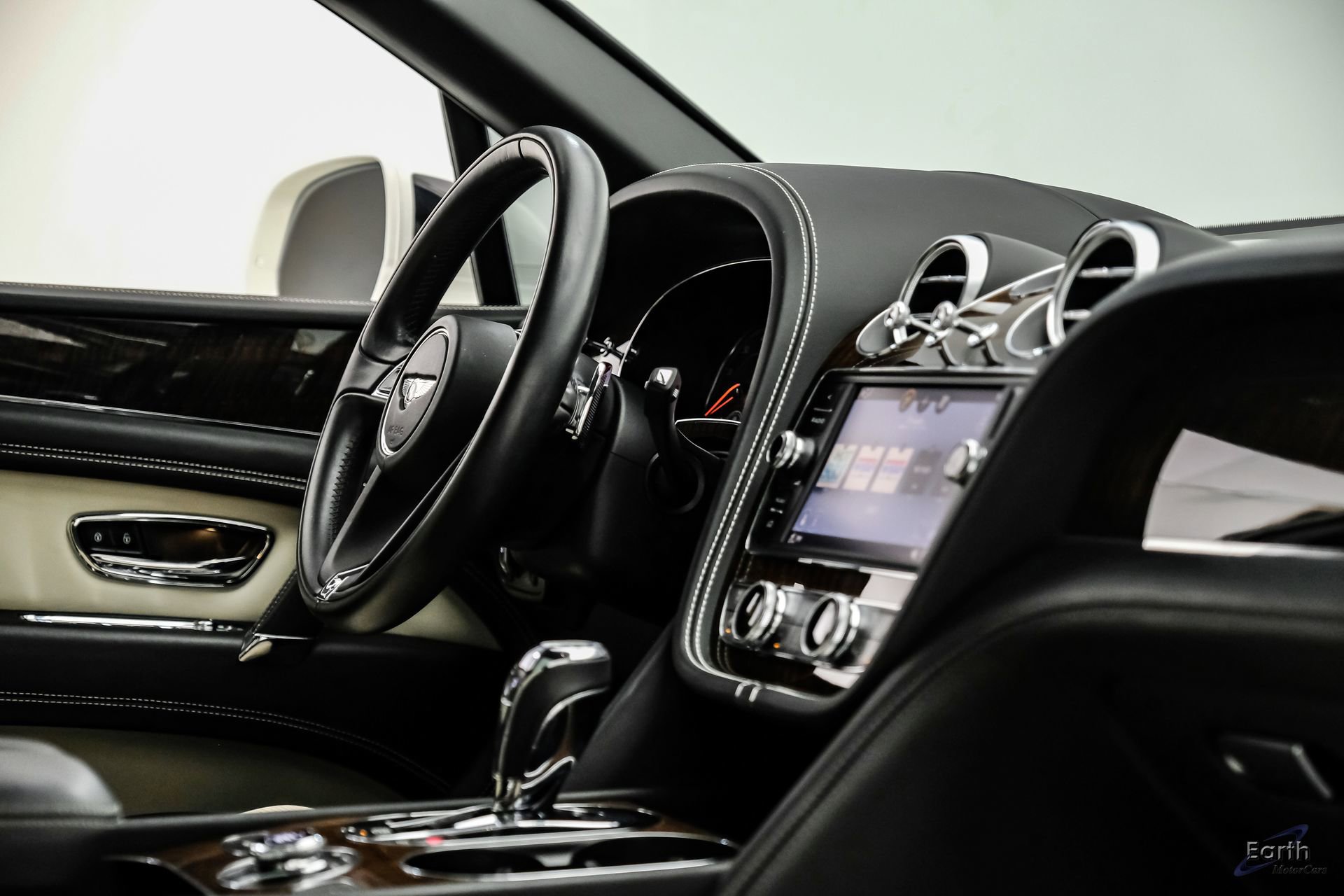 Used 2019 Bentley Bentayga image 46