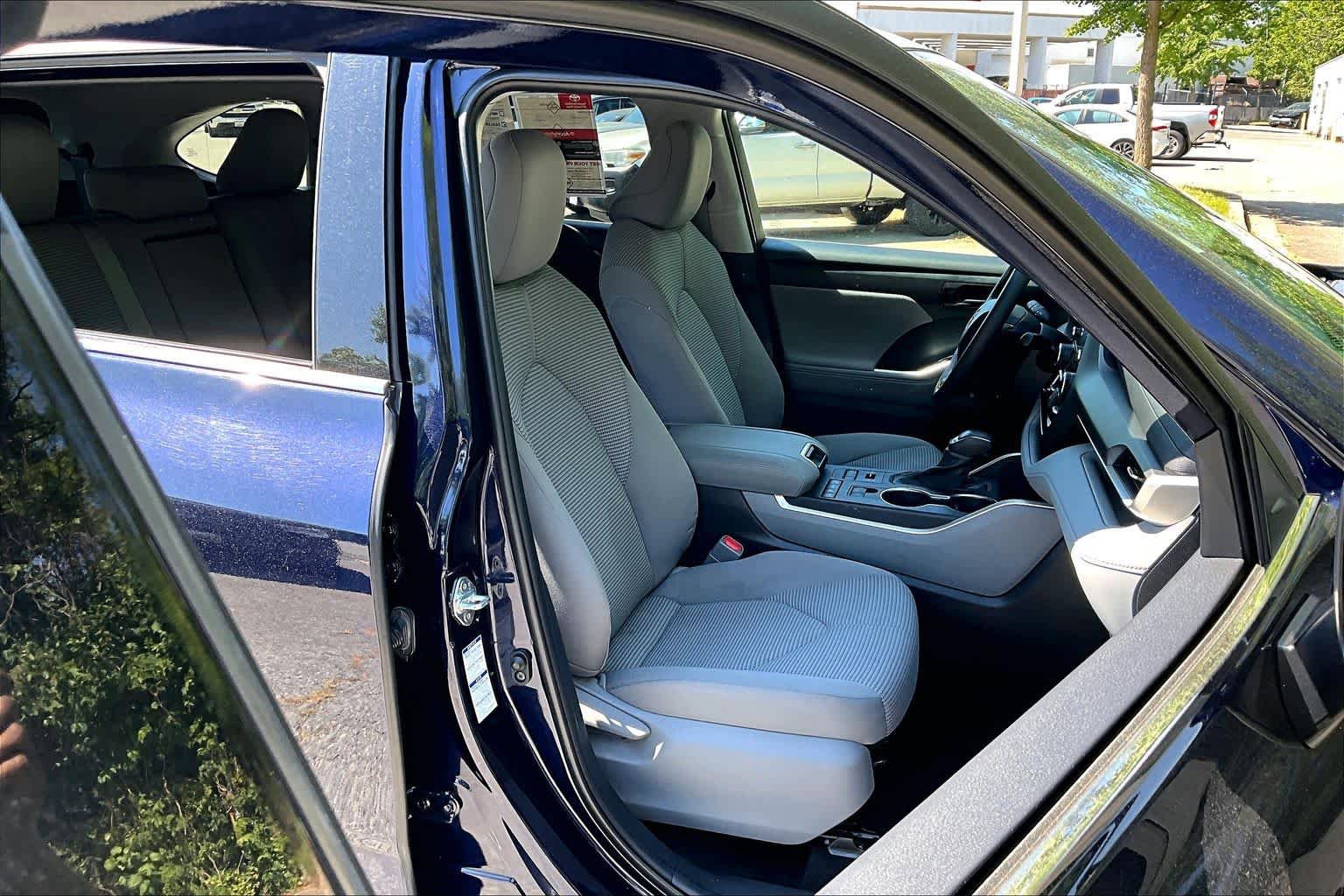 Used 2022 Toyota Highlander LE AWD/4WD image 9