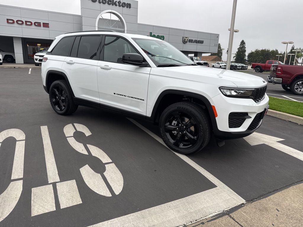 New 2025 Jeep Grand Cherokee Altitude AWD/4WD image 3