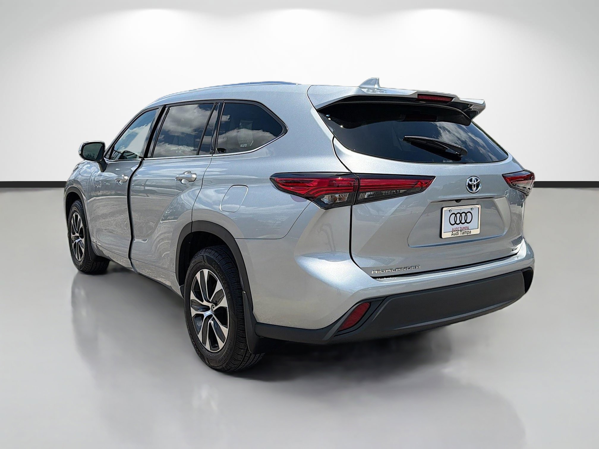 Used 2021 Toyota Highlander XLE AWD/4WD image 5