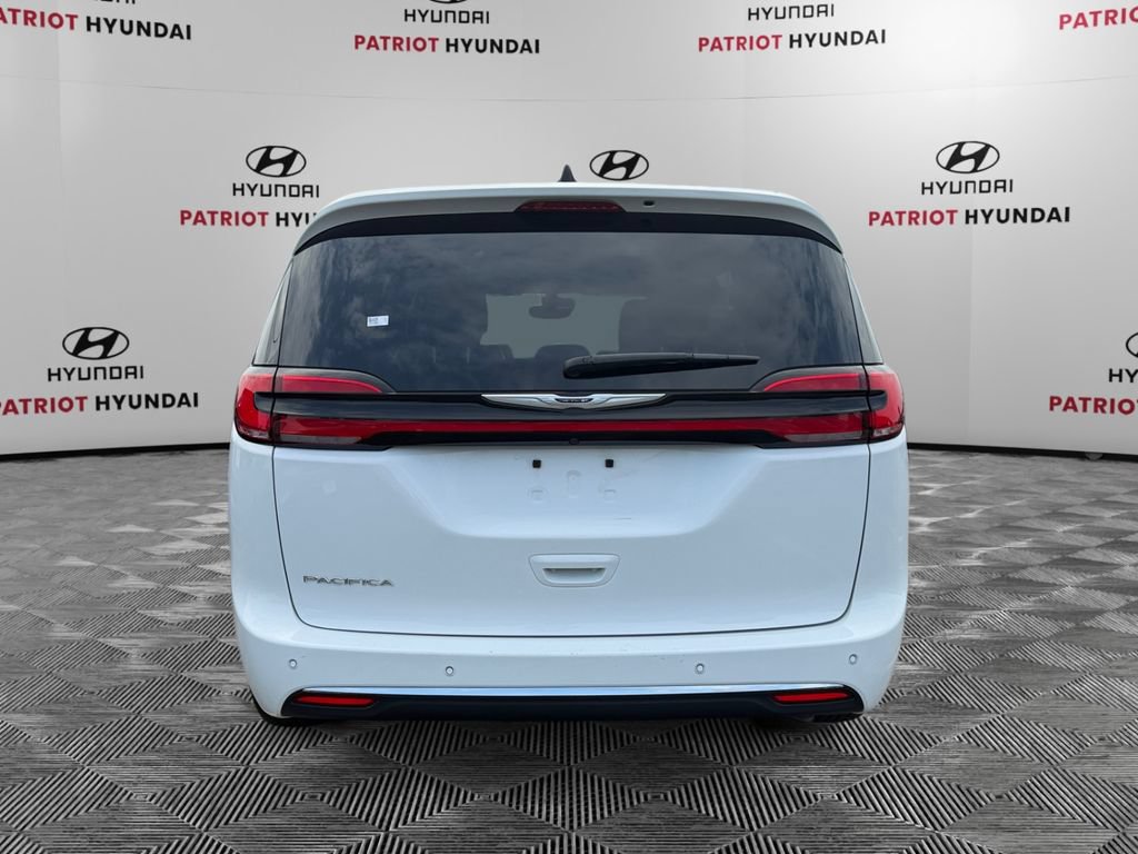 Used 2025 Chrysler Pacifica Select FWD image 4