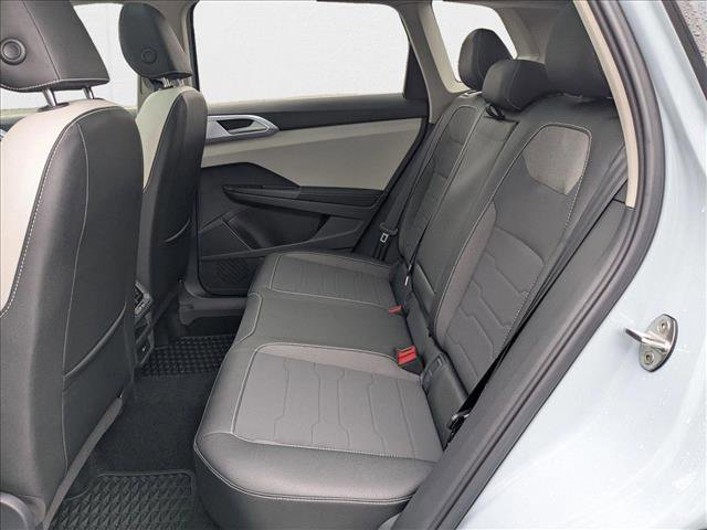New 2025 Volkswagen Taos SE image 17
