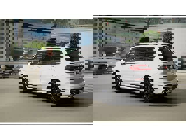 New 2026 BMW X7 M60i image 2