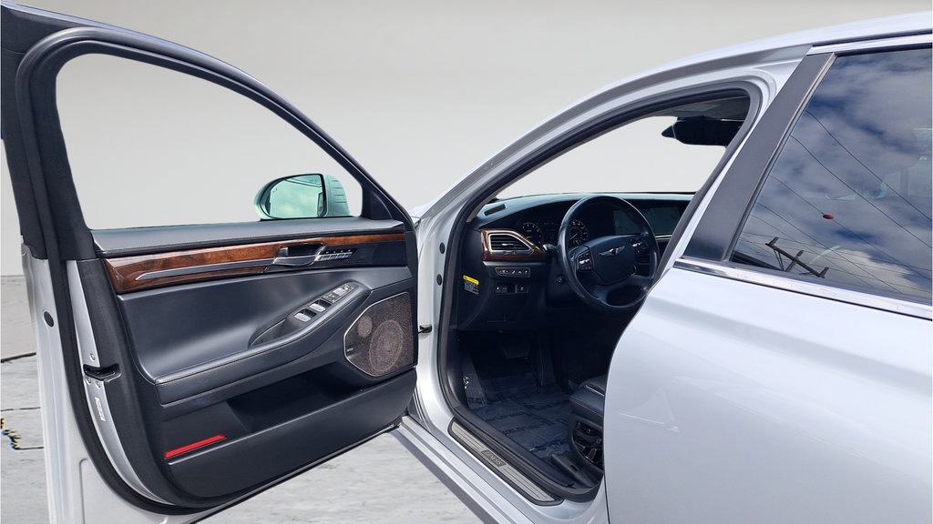Used 2019 Genesis G90 3.3T Premium RWD image 9