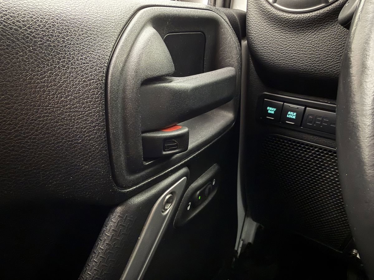 Used 2015 Jeep Wrangler Unlimited Rubicon w/ Connectivity Group image 10
