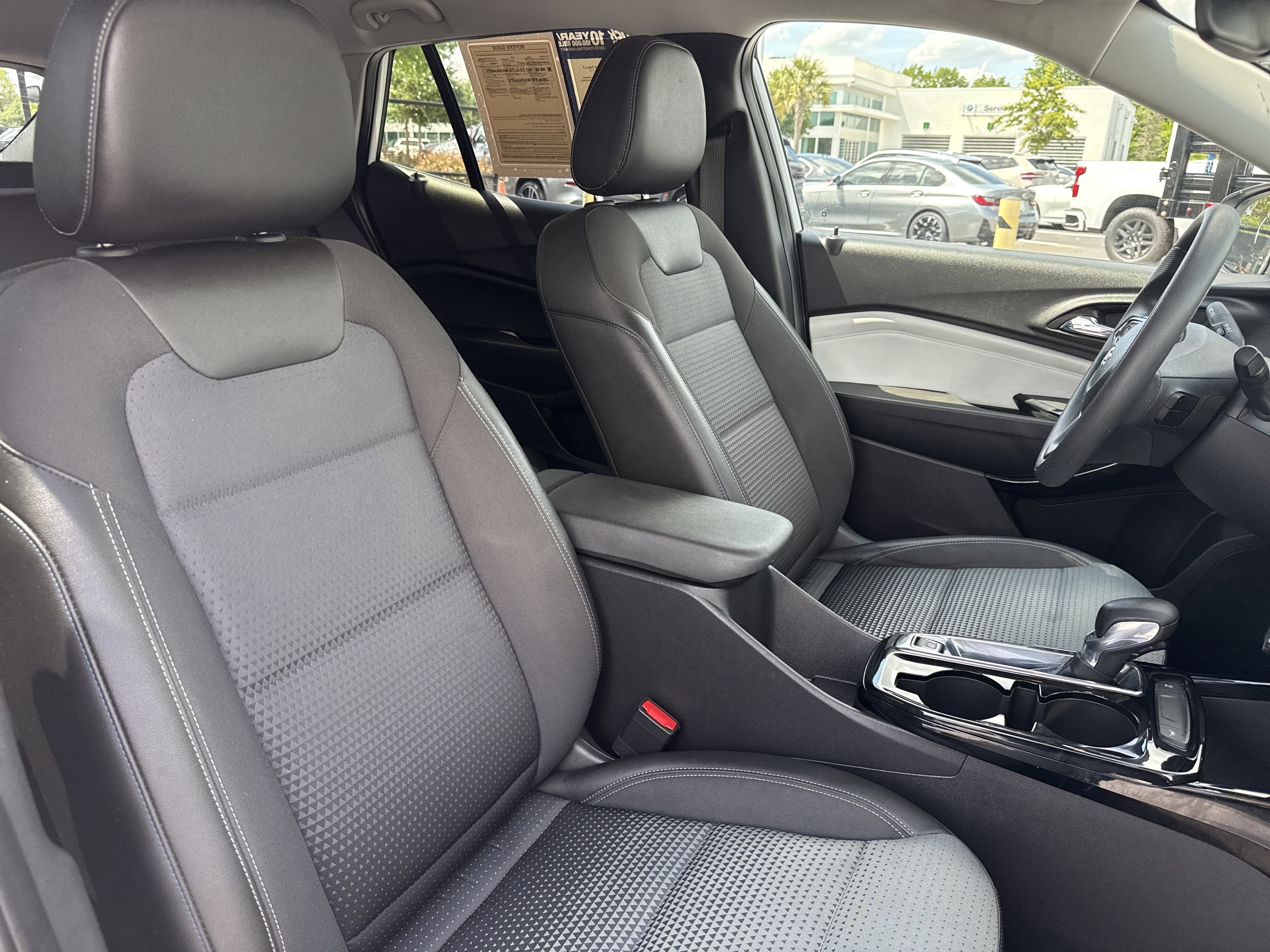 Used 2025 Chevrolet Trax LT FWD image 31