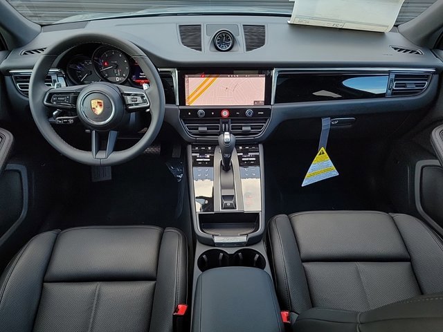 Used 2025 Porsche Macan image 16