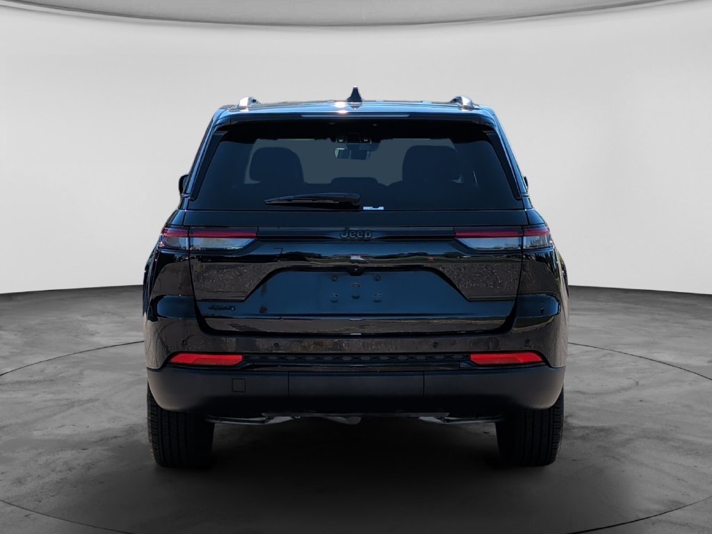 Used 2025 Jeep Grand Cherokee Altitude AWD/4WD image 6