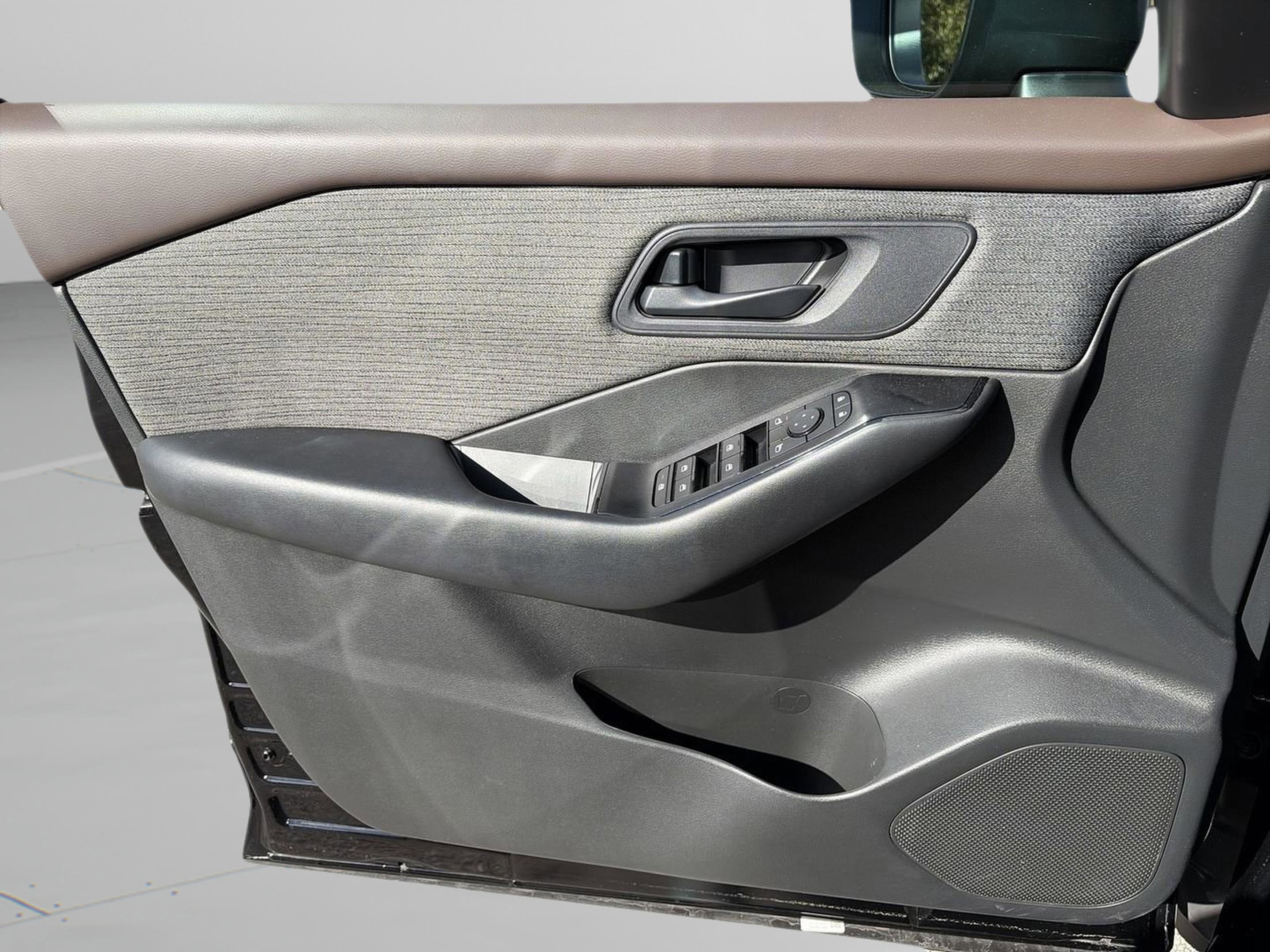 Used 2023 Nissan Rogue S image 25