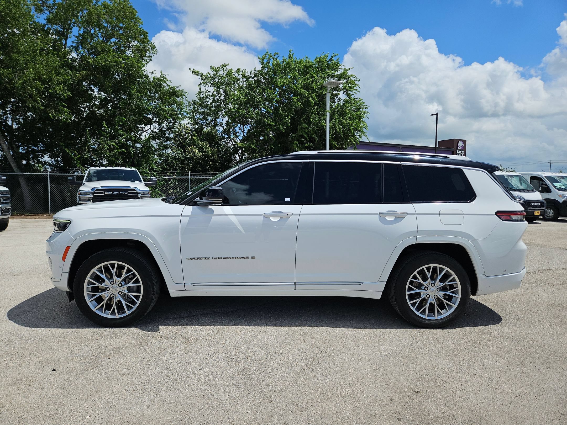 Used 2023 Jeep Grand Cherokee L Summit w/ Rear Seat Video Group I AWD/4WD image 6