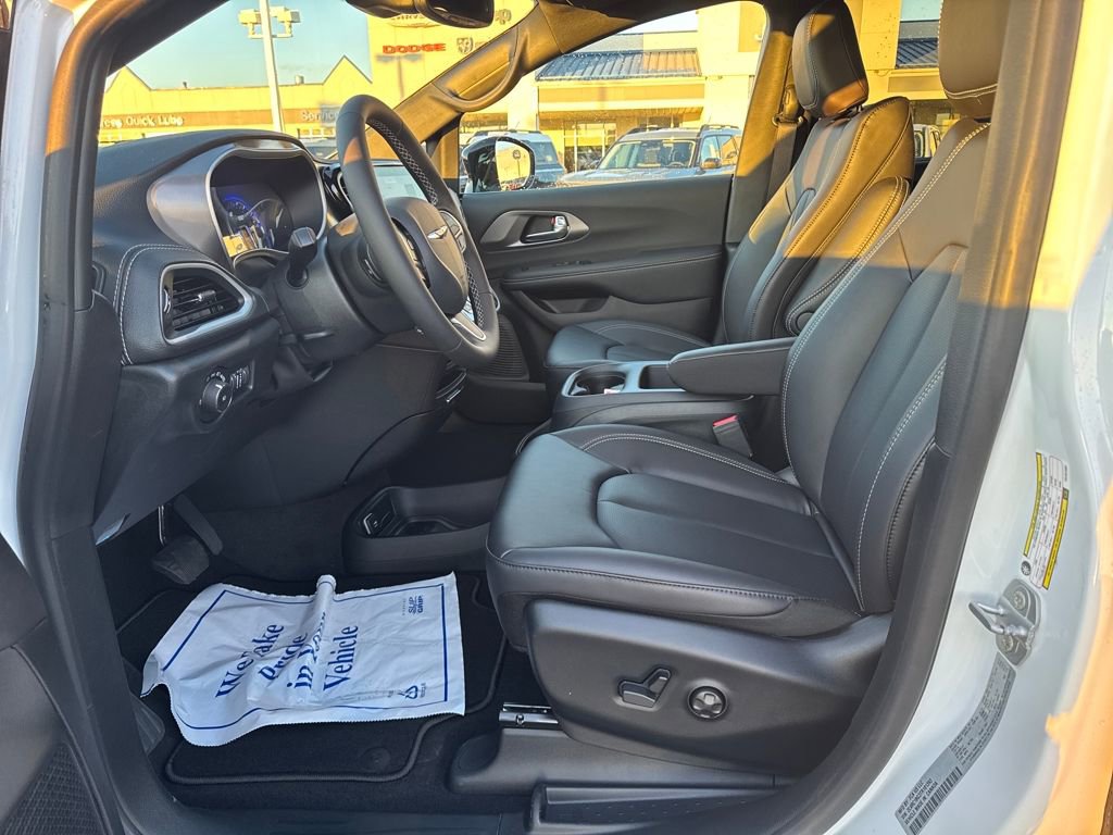 New 2026 Chrysler Pacifica Select image 9