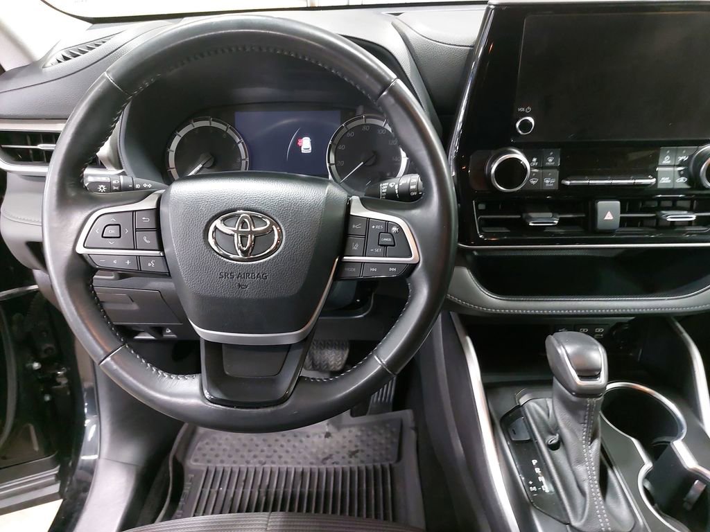 Used 2023 Toyota Highlander LE AWD/4WD image 17