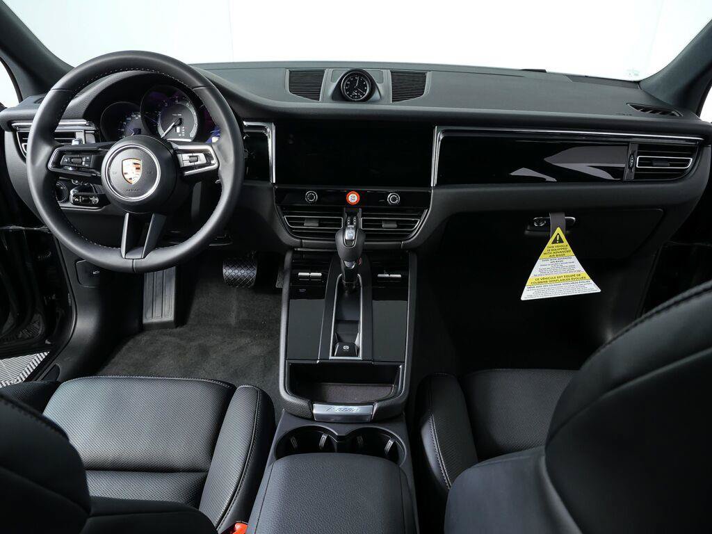 Certified 2026 Porsche Macan AWD/4WD image 17