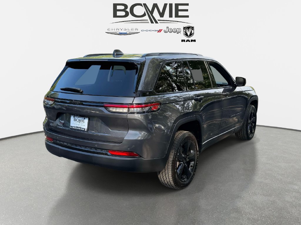Used 2022 Jeep Grand Cherokee Altitude AWD/4WD image 2
