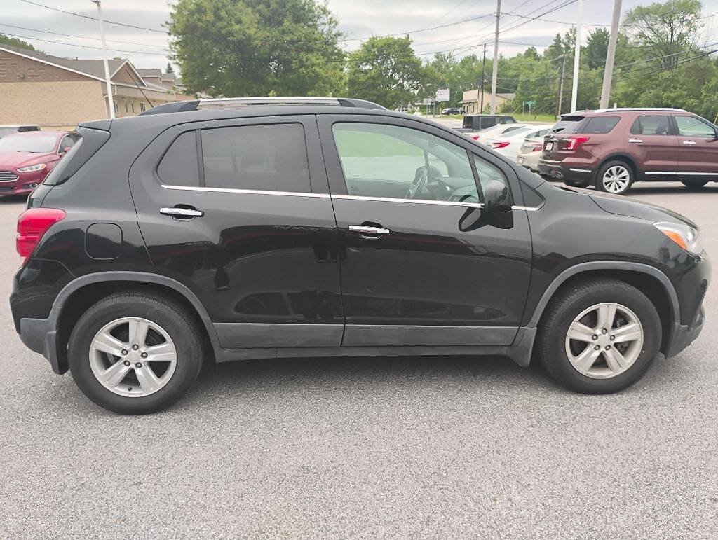 Used 2017 Chevrolet Trax LT w/ LT Convenience Package FWD image 6