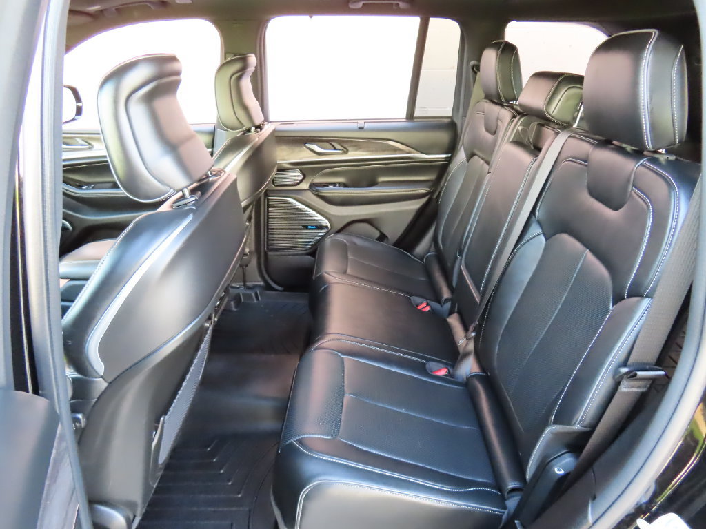 Used 2022 Jeep Grand Cherokee Overland w/ Luxury Tech Group IV AWD/4WD image 34