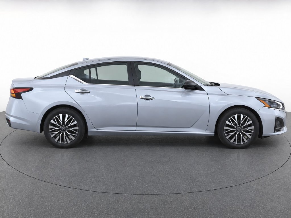 Used 2025 Nissan Altima 2.5 SV FWD image 10