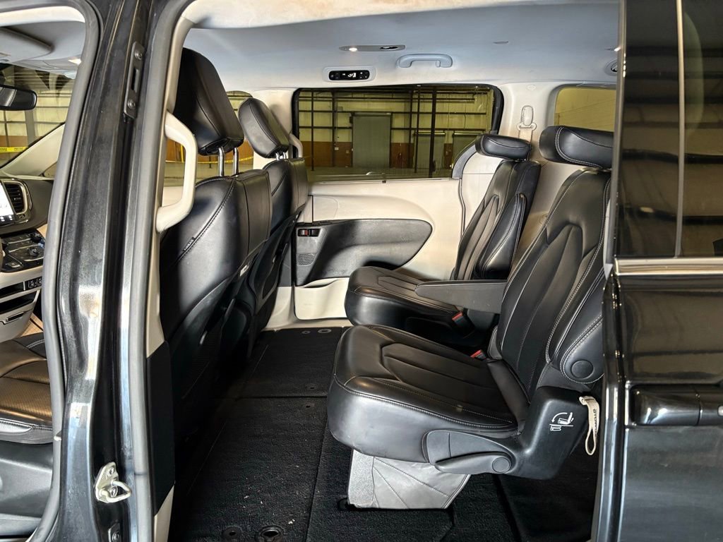 Used 2023 Chrysler Pacifica Touring-L image 34