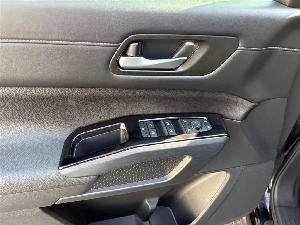 Certified 2025 Nissan Pathfinder SL image 23