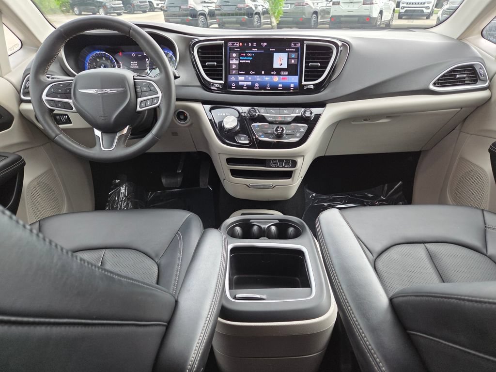 Used 2024 Chrysler Pacifica Touring-L FWD image 28