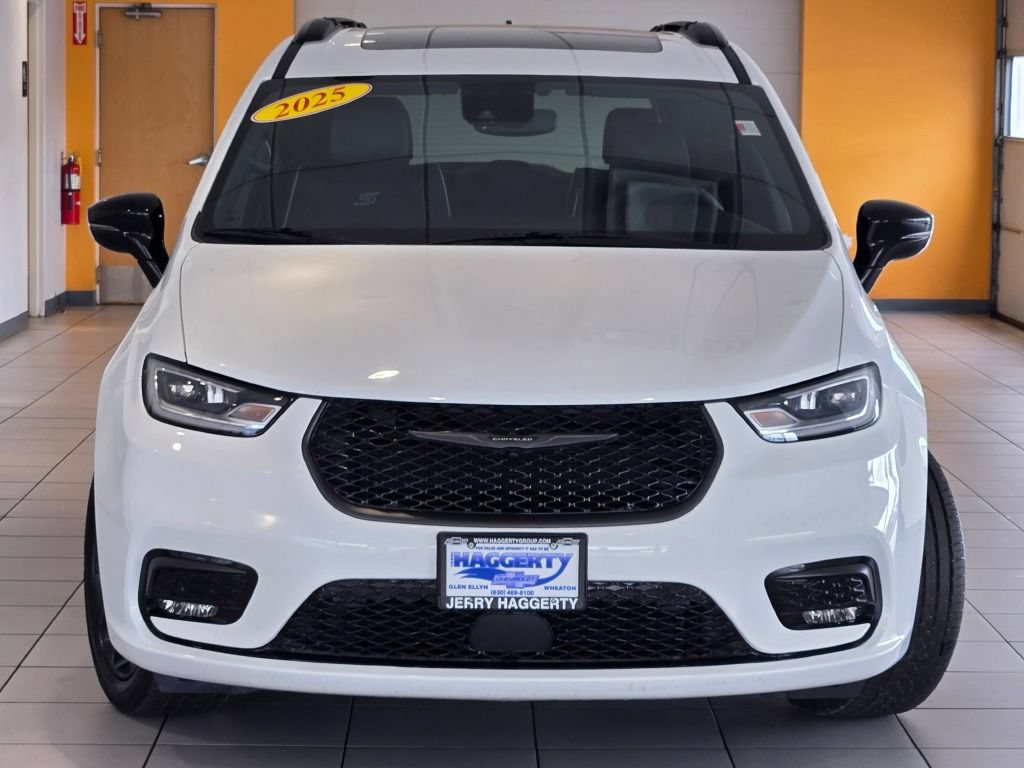 Used 2025 Chrysler Pacifica Limited FWD image 3