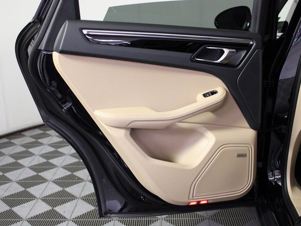 Certified 2025 Porsche Macan image 33