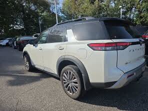 Used 2024 Nissan Pathfinder SL w/ SL Premium Package AWD/4WD image 23