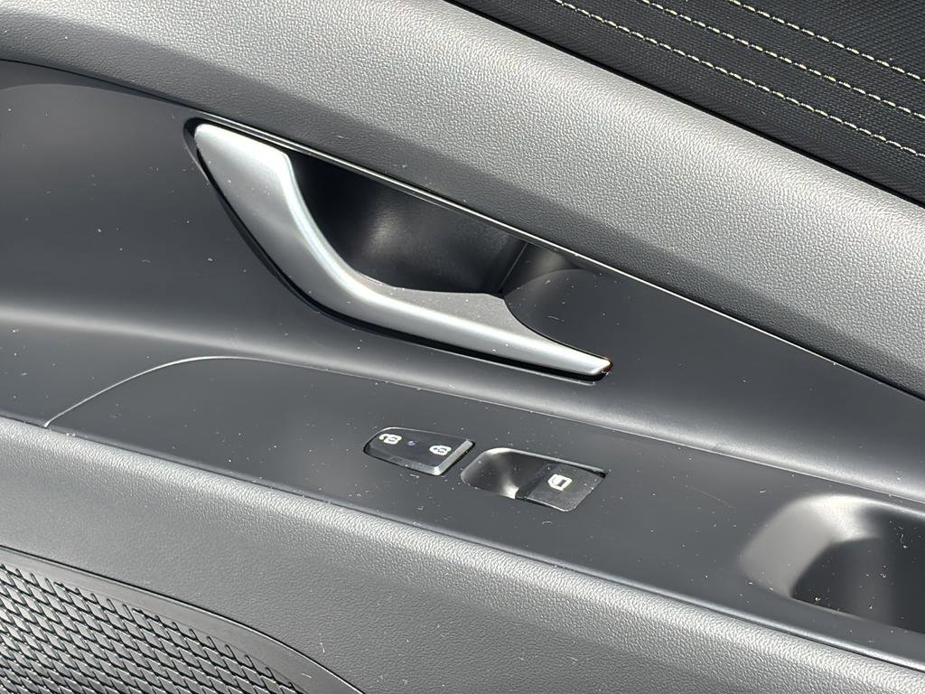 Used 2025 Hyundai Elantra SE FWD image 34