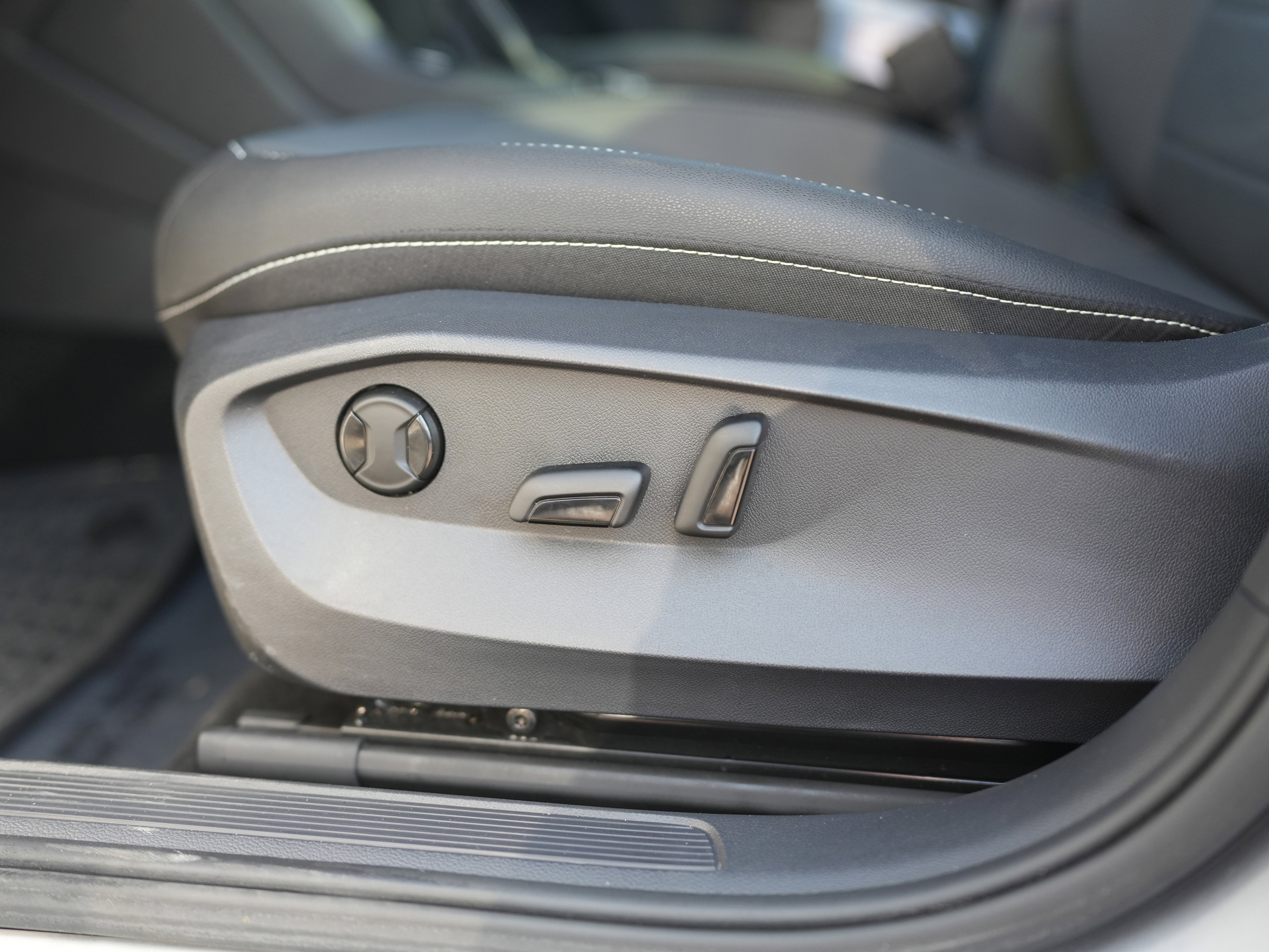 Used 2023 Volkswagen Taos SE w/ Panoramic Sunroof Package image 28