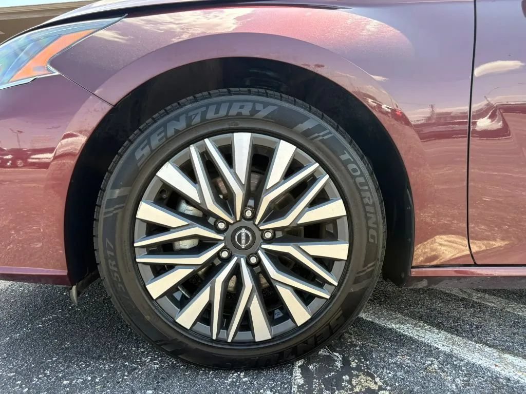 Used 2024 Nissan Altima 2.5 SV FWD image 25